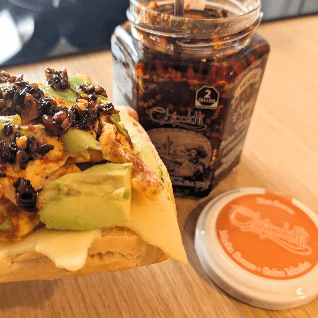 Salsa Chipoktli auf Brot mit Rührei Käse und Avocado