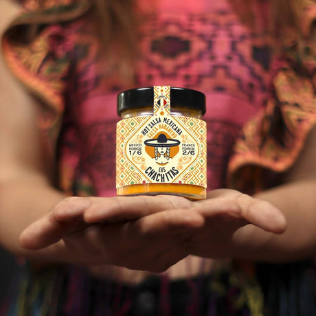 Las Chachitas Salsa Habanero Glass in Händen