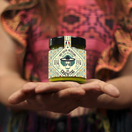 Las Chachitas Salsa Jalapeno Glass in Händen