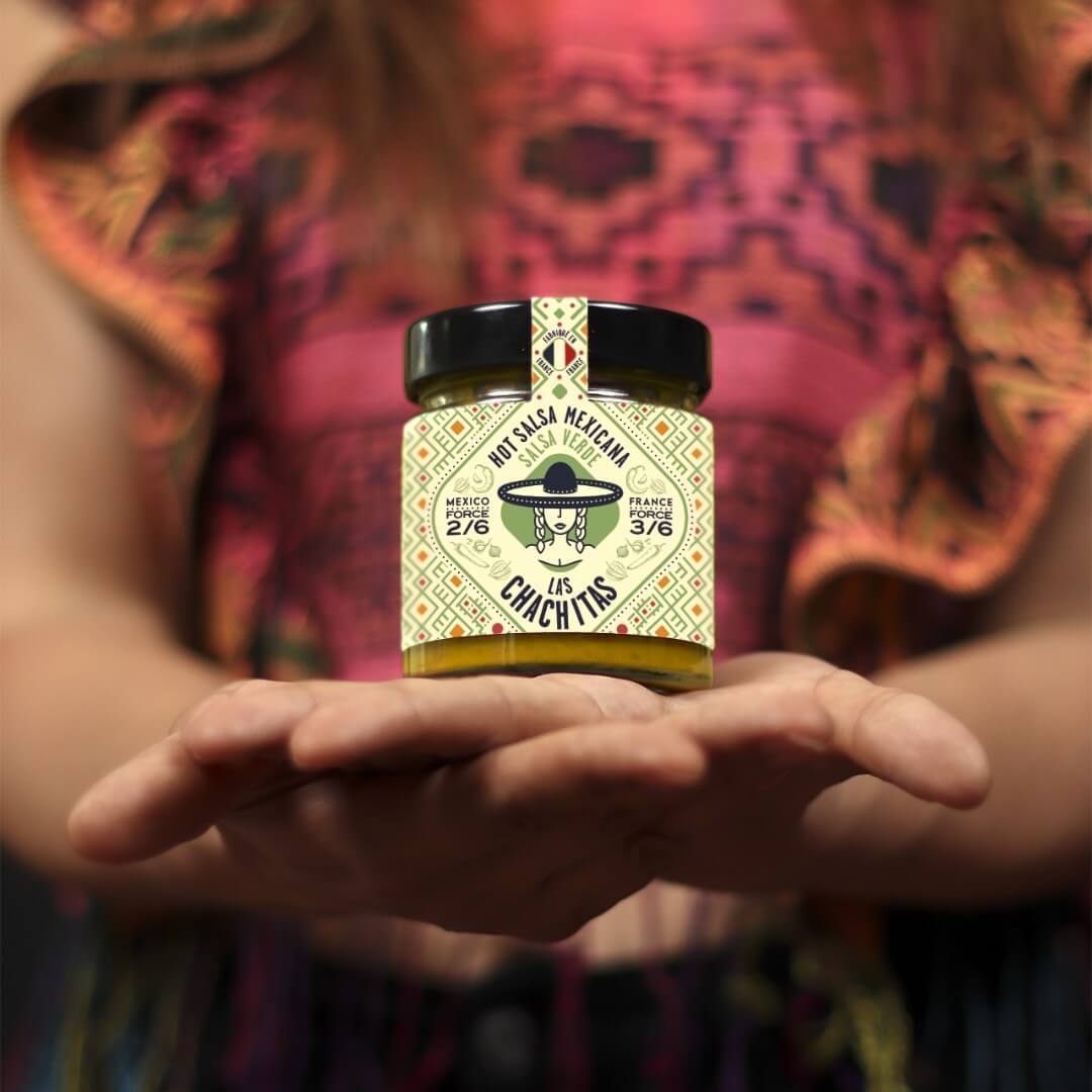 Salsa Verde Las Chachitas Glas in Händen