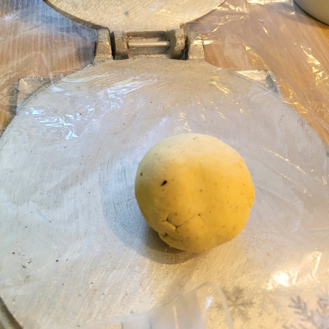 Tortillas Pressen mit Maismehl Masse