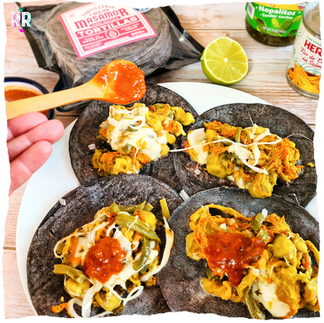 Vegetarisch - Blaue Mais Tortillas mit Kürbisblüten und Nopales