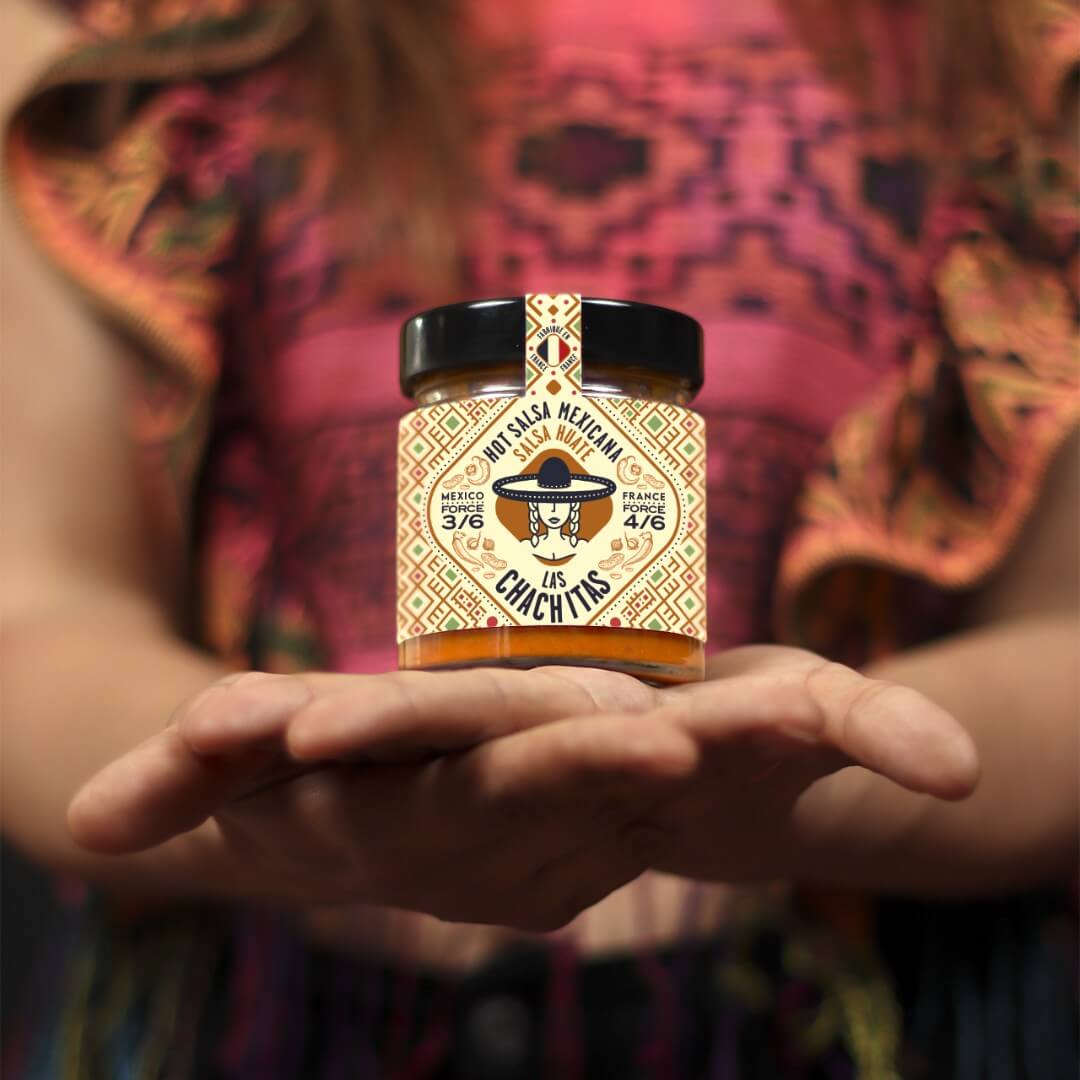 Las Chachitas Salsa Huate Erdnuss Glas in Händen