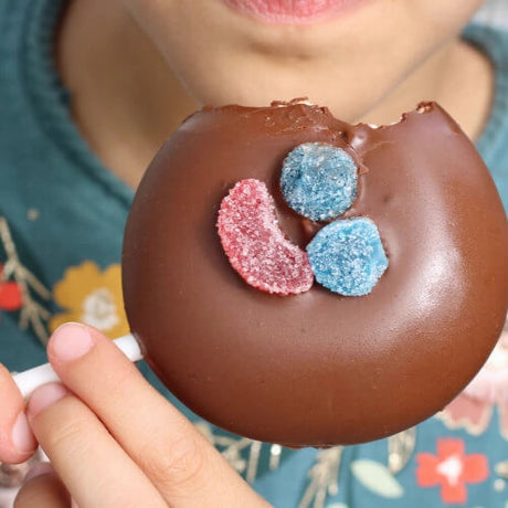 Paleta Payaso in der Hand eines Kindes