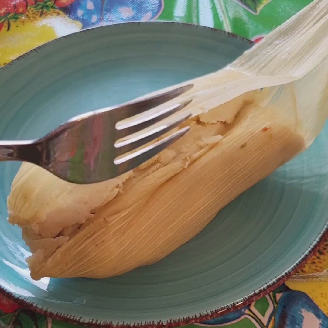 Tamal Verde wird mit Gabel geöffnet
