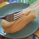Tamal Verde wird mit Gabel geöffnet
