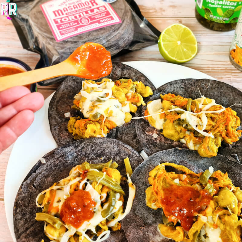 Masamor Blaue Maistortillas 500g auf Teller mit Flor de Calabaza